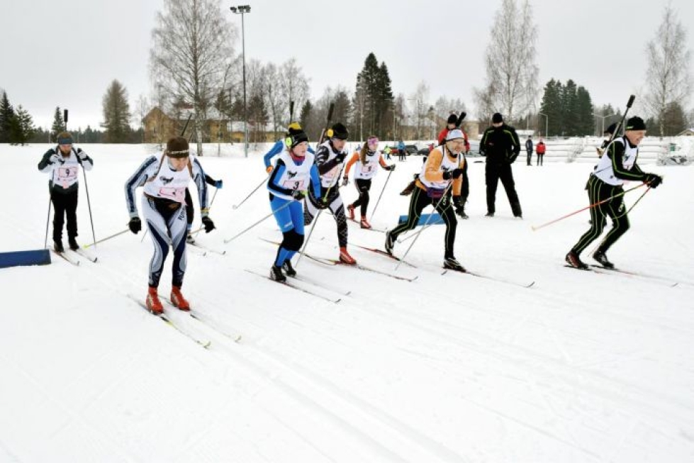 Hirvenhiihdon SM-esikisoissa Ilomantsissa hiihdettiin yksilösarjojen jälkeen viestit. Matkaan säntäsi yhdeksän joukkuetta.