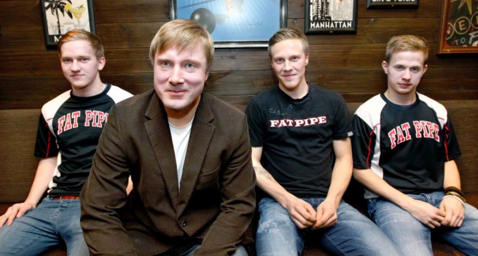 Tatu Könönen (vas.), Perttu Puska ja Mikko Hallikainen pelaavat ensi kaudella Josbassa Sami Sorjosen (edessä) alaisuudessa.