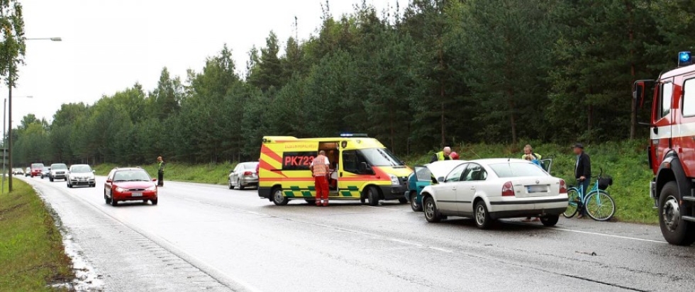 Ylämyllyllä Kuopiontiellä sattui torstai-iltapäivänä kolmen auton ketjukolari.