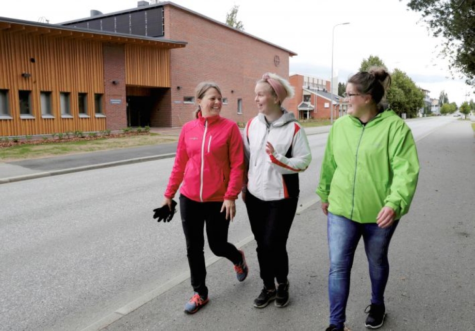 Kylmyys ei hidastanut Kontiolahden keskustassa lenkillä olleita Maija Laatikaista, Marianne Peloa ja Kaista monosta.