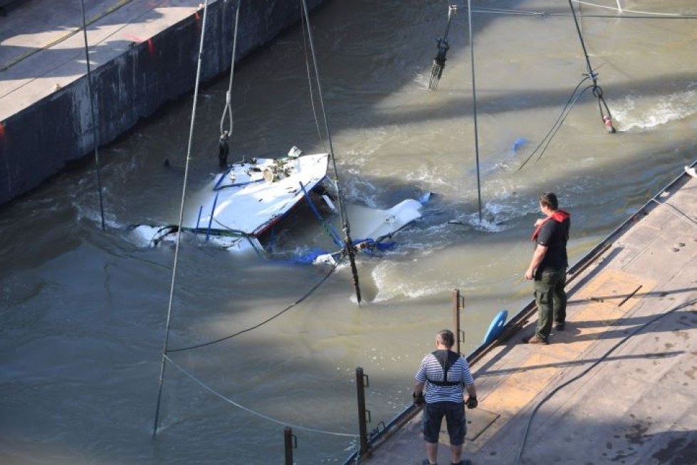 Unkarin poliisi alkoi tänään nostaa Budapestissa kahden jokilaivan törmäyksessä uponnutta alusta Tonavasta. LEHTIKUVA / AFP