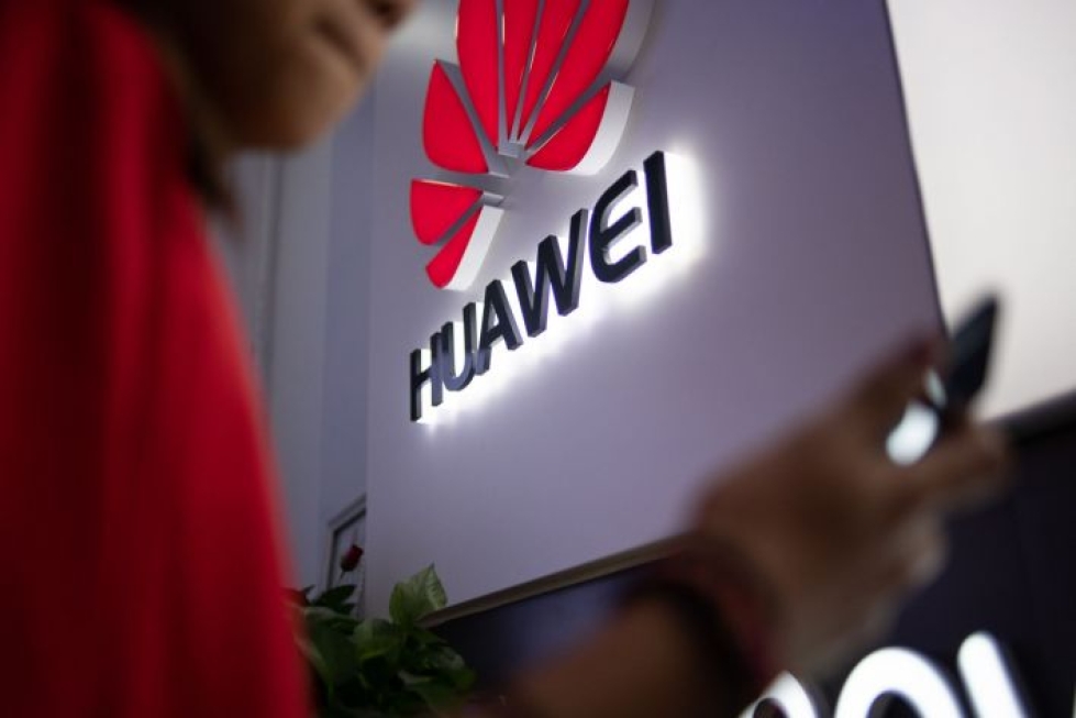 Huawei pystyy asentamaan laitteilleen valmiiksi ainoastaan avoimen lähdekoodin Android-käyttöjärjestelmän. LEHTIKUVA/AFP
