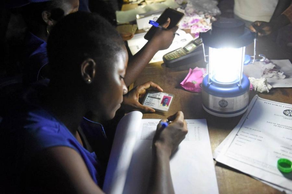Tamalessa pohjoisessa Ghanassa äänestettiin öyhdyn valossa 7. joulukuuta.