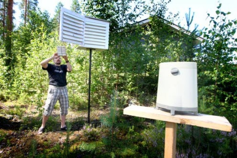 Lehmossa asuva Kimmo Hassinen rakensi lämpömittarinsa ympärille kaksinkertaisen säteilysuoja, jotta auringon valo ei vaikuttaisi mittaustuloksiin.