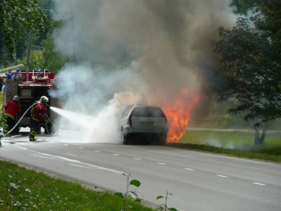 Nopeasti edennyt tulipalo tuhosi auton täysin.