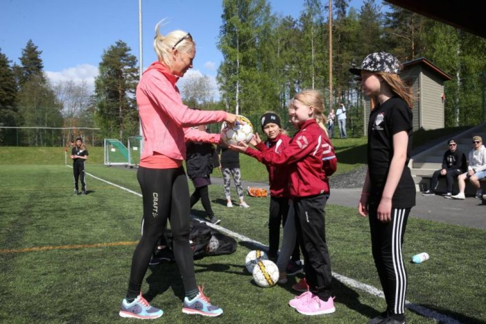 Ampumahiihtotähti Kaisa Mäkäräinen oli vahvasti mukana FC Hertan 10-vuotisjuhlatapahtumassa. Tauolla hän jakoi omilla nimikirjoituksillaan varustetut pelipallot seuran juniorijoukkueille.