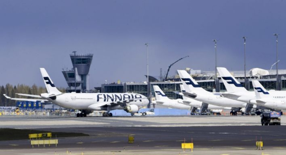 Tällä hetkellä Helsinki-Vantaalle saapuu noin 6 000 matkustajaa päivässä, joista hieman yli 1 000 riskimaiksi luokitelluista. LEHTIKUVA / MARKKU ULANDER
