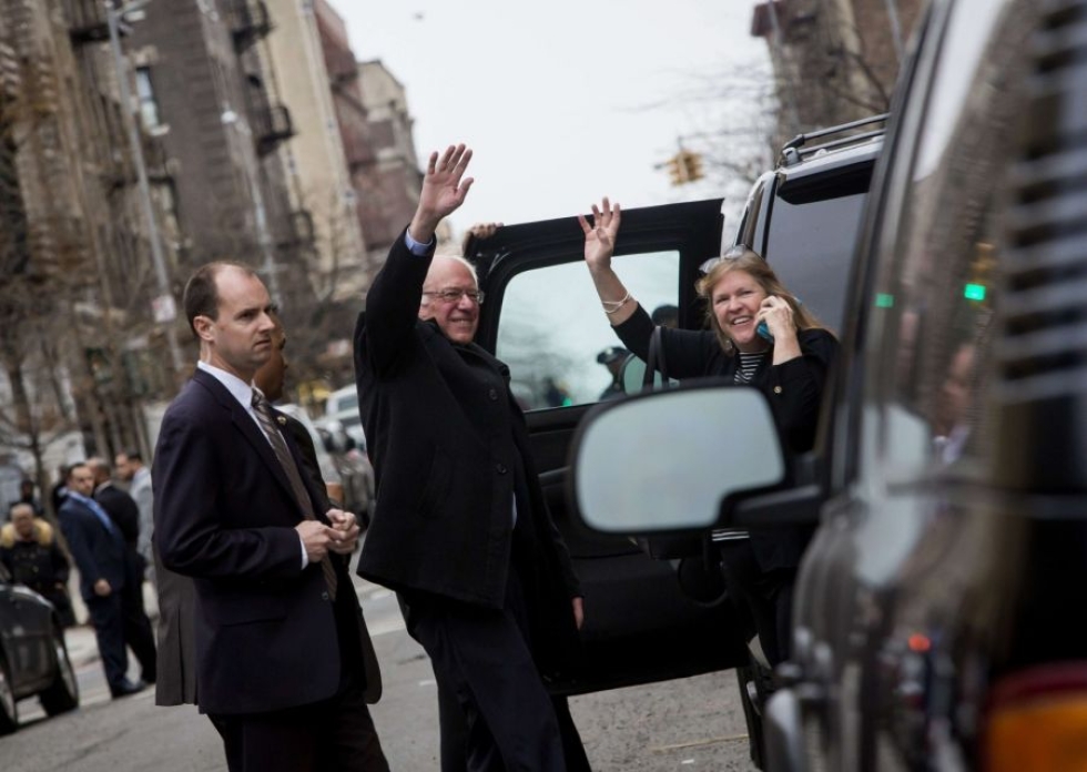 Demokraattien Bernie Sanders ja hänen vaimonsa Jane O'Meara Sanders tervehtivät kannattajiaan New Yorkissa. Sanders voitti puolueensa esivaalit Wyomingissa. LEHTIKUVA/AFP