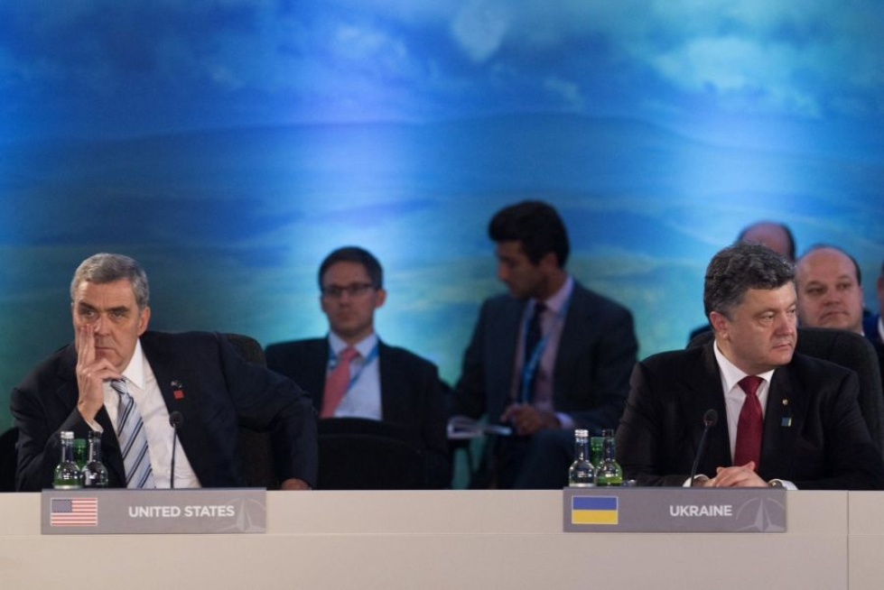 Yhdysvaltain Brysselissä oleva Nato-Lähettiläs Douglas Lute (vas.) ja Ukrainan presidentti Petro Poroshenko tapasivat Nato-kokouksessa pari vuotta sitten. Ukraina on ilmaissut halunsa päästä Natoon. LEHTIKUVA/AFP