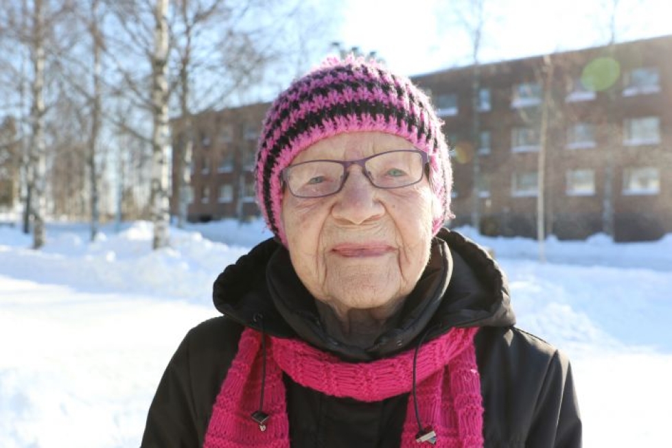 Nurmeksen keskustassa maanantaina postiasioilla piipahtanut satavuotias Helvi Valpe luottaa muiden tekemään päätökseen vaalien siirtämistä, ja toivoo pääsevänsä itsekin äänestämään kuntavaaleissa.