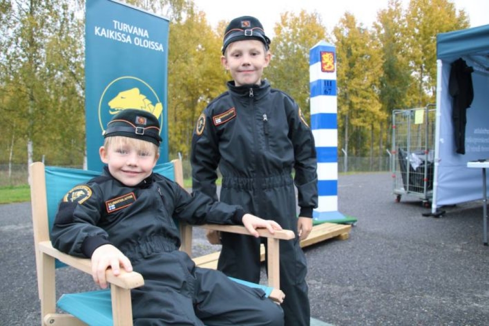 Urho ja Tarmo Saukkonen pääsivät kokeilemaan rajavartijan haalareita.