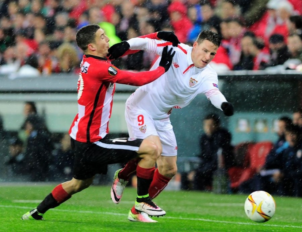 Athletic Bilbaon Oscar de Marcos ja Sevillan Carlos Bacca taistelivat pallosta Sevilla nappasi 2–1-vierasvoittoon päättyneessä ottelussa Eurooppa-liigan puolivälierien avausottelussa. LEHTIKUVA/AFP