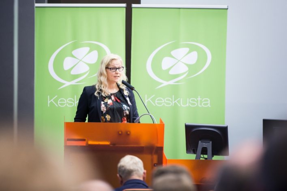 Jertta Harinen valittin jatkamaan keskustan piirin puheenjohtajana. Arkistokuva vuoden 2019 piirikokouksesta.