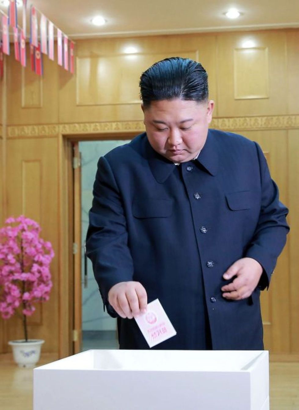 Myös Pohjois-Korean johtaja Kim Jong-un äänesti parlamenttivaaleissa, joissa tarjolla oli joka vaalipiirissä vain yksi valtion hyväksymä ehdokas. LEHTIKUVA/AFP