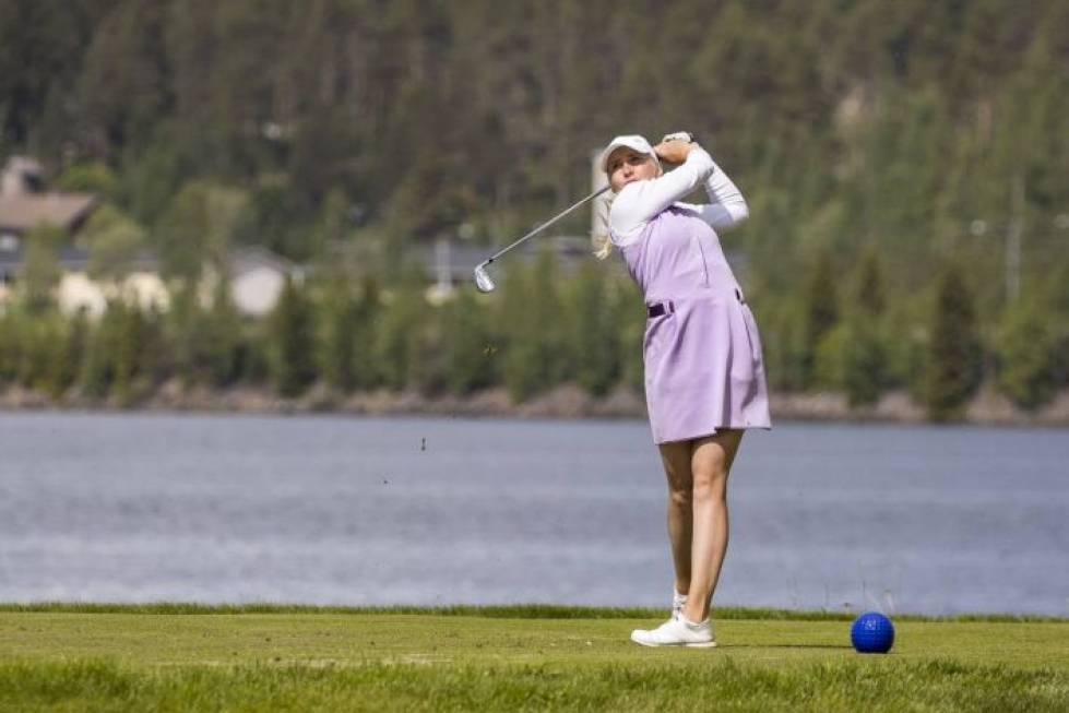 Emilia Tukiainen kuvattuna golfin kotimaisen ammattilaiskiertueen kauden toisessa kilpailussa Paltamossa 12. kesäkuuta 2020.