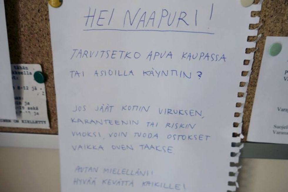 Naapuriapua rappukäytävässä Helsingissä. Kuvituskuva.