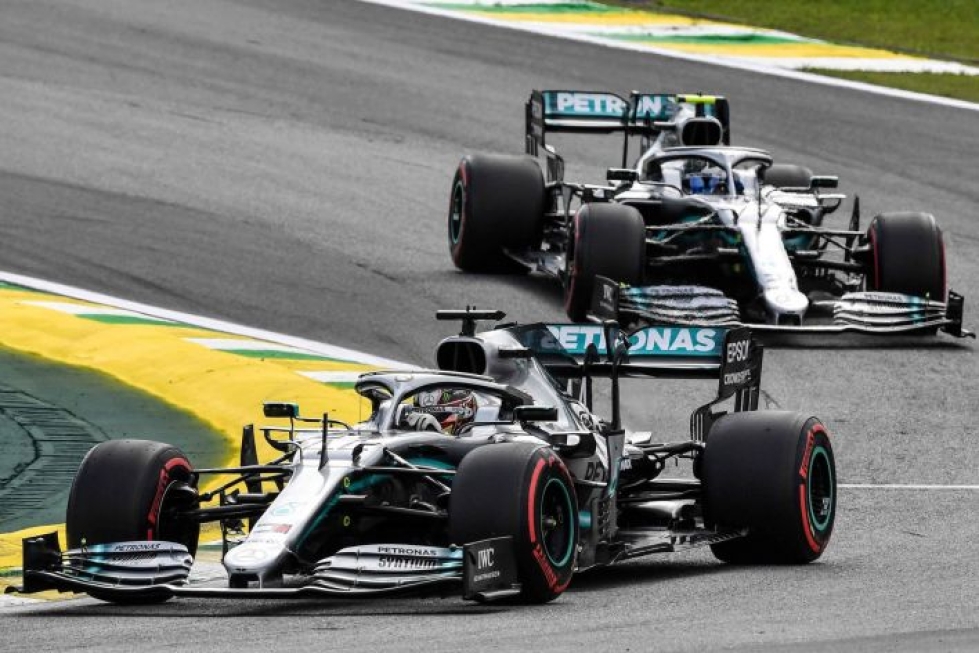 Mercedes-kuskit Hamilton ja Bottas eivät pärjänneet suorilla Red Bullille ja Ferrarille. Lehtikuva/AFP