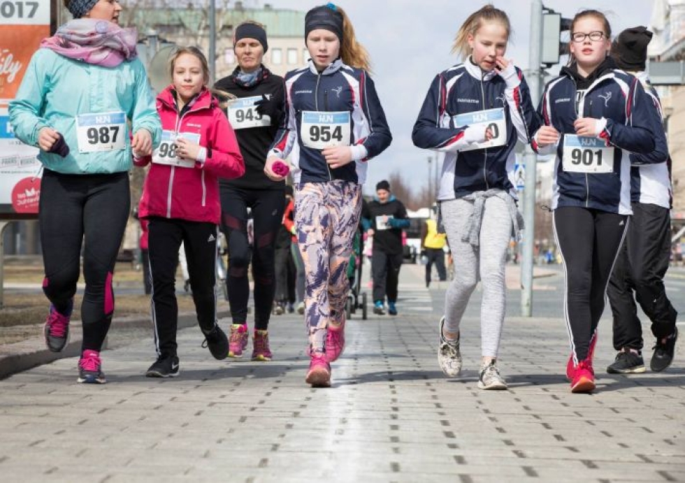 Myös voimistelijat Emmi Väistö, Edit Tuononen, Johanna Nuutinen, Siri Pakarinen ja Pihla Ahtiainen osallistuivat Joensuu Runiin, jonka reitti kulki torin vierestä.