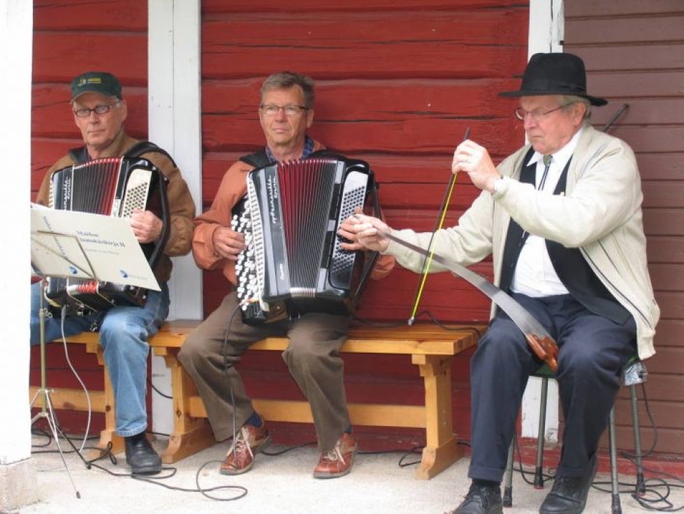 Erkki Kärkkäisen (oik.) saha soi Lieksan perinnepäivillä arkistokuvassa vuonna 2009. Soitoissa mukana Otto Vallius ja Juhani Eskelinen.