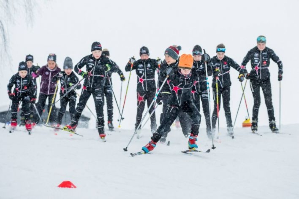 Katajan nuoret hiihtäjät onnistuivat laajalla rintamalla hopeasompakisoissa. Kuva Katajan junioreiden hiihtoharjoituksista helmikuulta 2019.