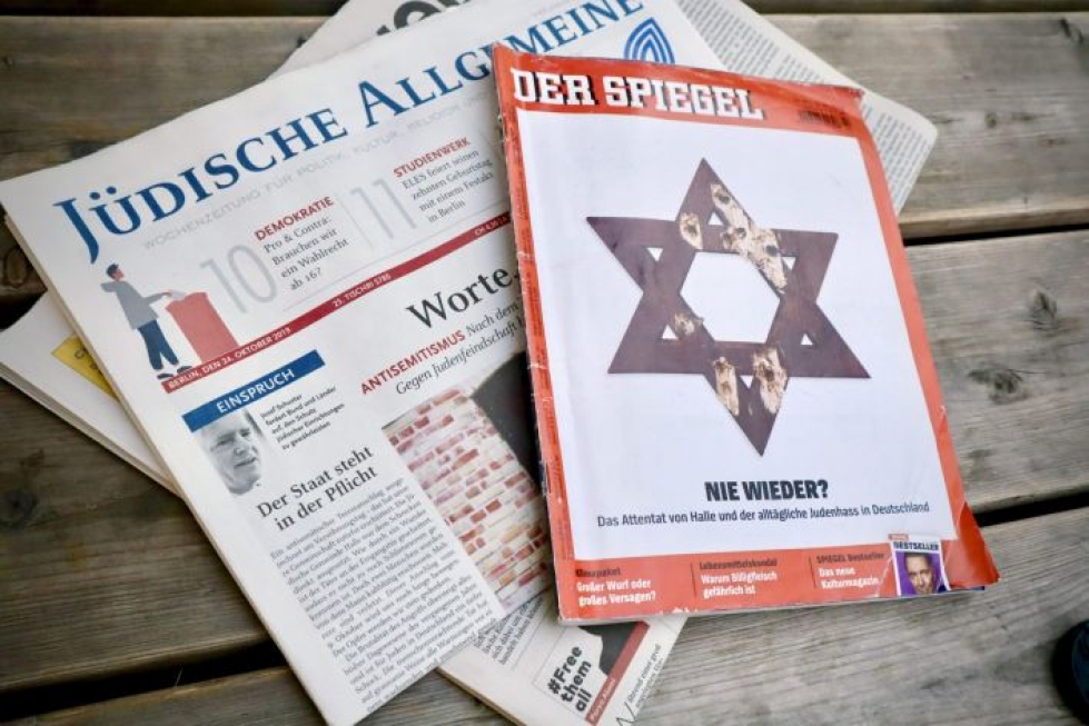 Hallen isku nosti antisemitismin jälleen julkisen keskustelun ykkösaiheeksi Saksassa lokakuussa. Lehtiä kuvattuna Berliinissä 28. lokakuuta. LEHTIKUVA / LASSI LAPINTIE