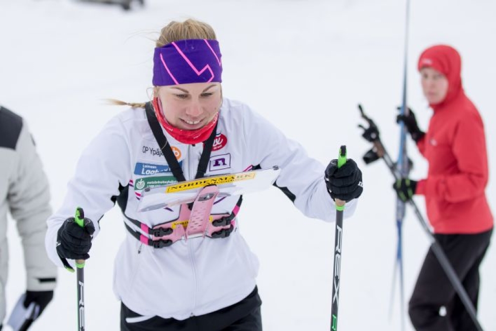 Salla Koskela lykkii hiihtosuunnistajien suosimalla tekniikalla, yksipotkuisella tasatyönnöllä.