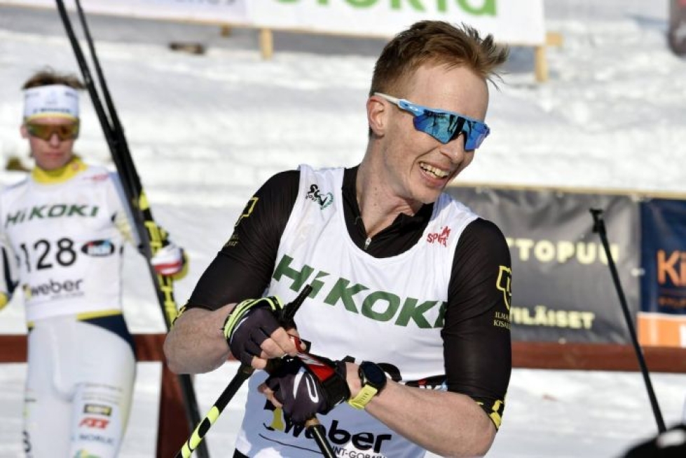 Joensuulaishiihtäjä Kari Varis riemuitsi, kun hän nousi lauantain karvaasta pettymyksestä sunnuntaina SM-hopealle.