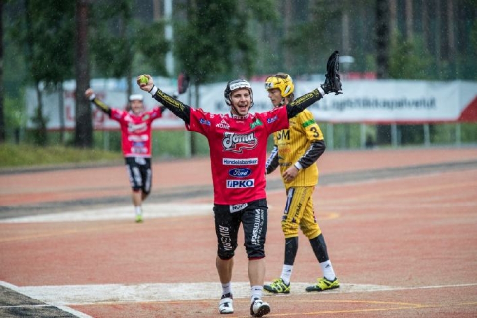 JoMan lukkari Juha Puhtimäki ja kuvassa tuulettava Iiro Kuosa nappasivat ottelussa Tahkon Patrik Vartamasta kärpäsen. 