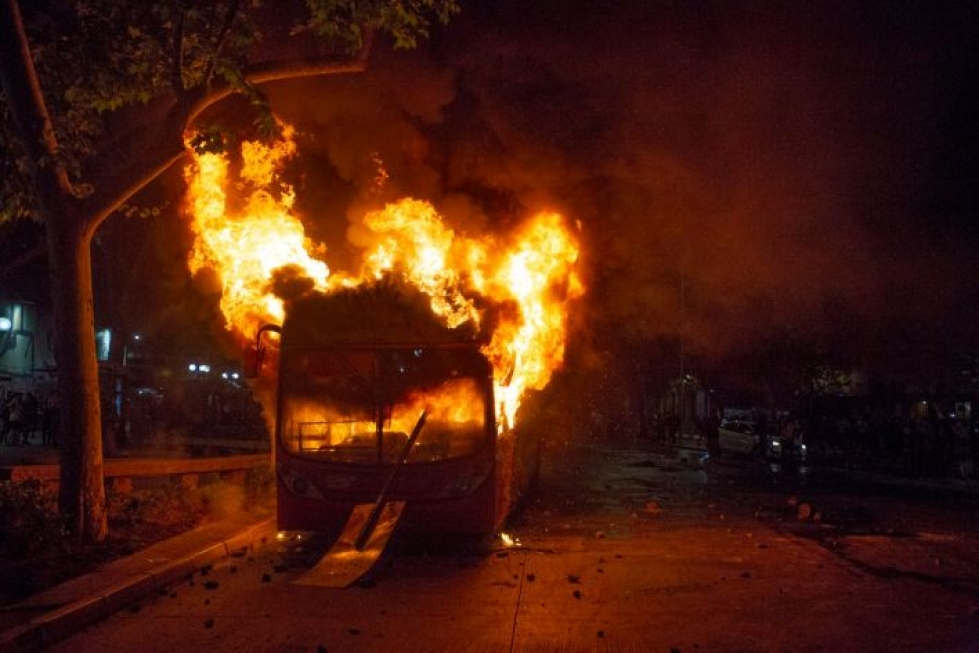 Meno Santiagossa on äitynyt välillä varsin väkivaltaiseksi. Lehtikuva/AFP