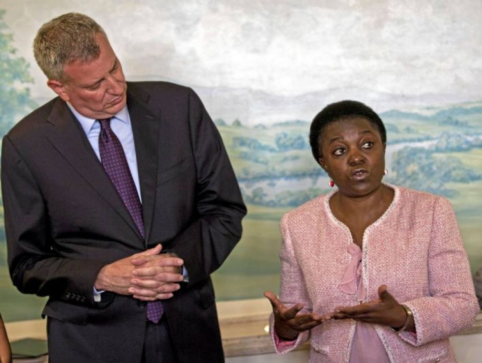 New Yorkin italialaistaustainen pormestari Bill De Blasio mittaili Italian entistä integraatioministeriä Cecile Kyengeä katsellaan vieraillessaan Roomassa heinäkuussa 2014.