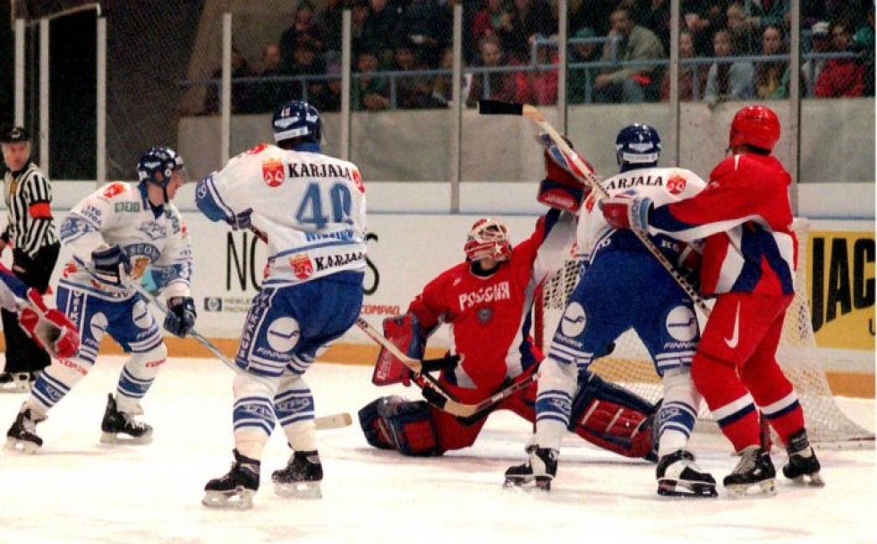 Miesten A-maajoukkueen jääkiekko-ottelu nähdään pitkästä aikaa Joensuussa näillä näkymin ensi keväänä. Kuva vuodelta 1996 Joensuussa pelatusta Suomen ja Venäjän ottelusta.