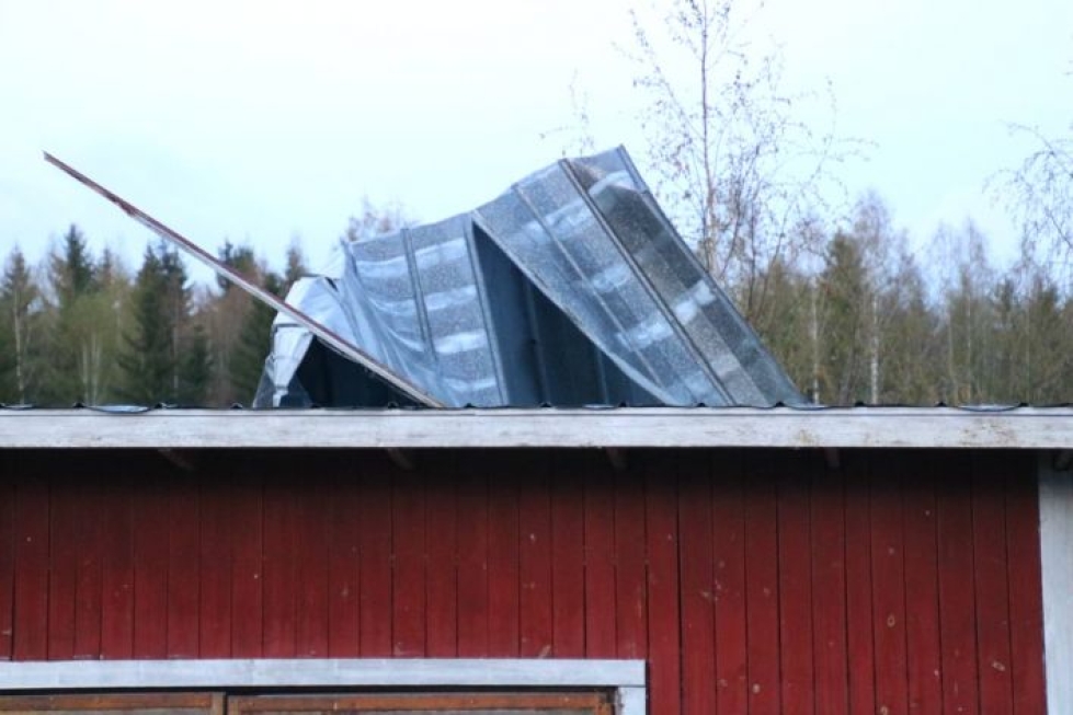 Osmo-myrsky repi kattopeltejä Kesälahdella.