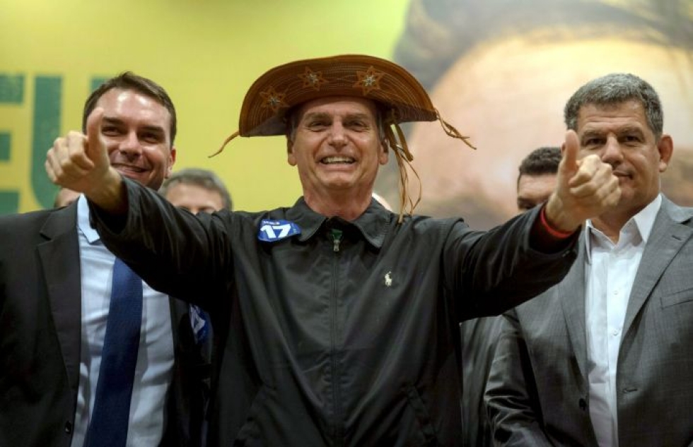 Jair Bolsonaro (keskellä) keräsi jo vaalien ensimmäisellä kierroksella 46 prosenttia äänistä. LEHTIKUVA / AFP