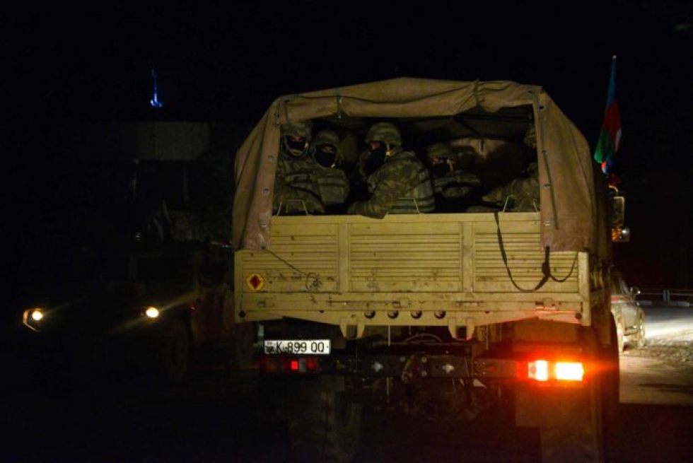 Azerbaidzhanilaisten sotilasajoneuvoja saapui Lachinin alueelle. LEHTIKUVA / AFP