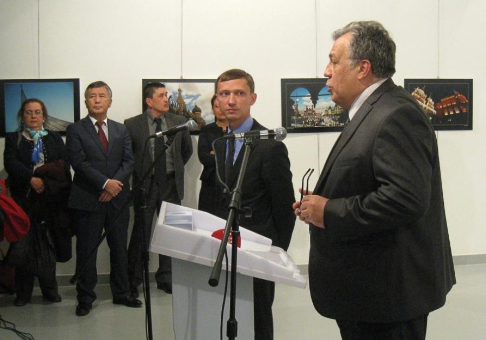 Venäjän Turkin-suurlähettiläs Andrei Karlov (oik.) oli puhumassa valokuvanäyttelyn avajaisissa. LEHTIKUVA/AFP