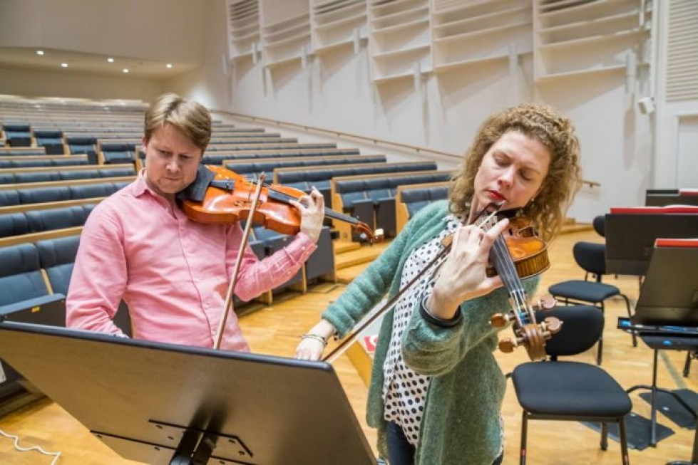 Viulisti ja alttoviulisti Antti Tikkanen ja viulisti Minna Pensola tekevät duokeikkaa harvakseltaan mutta säännöllisesti.