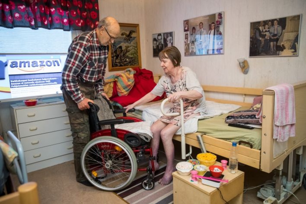 MS-tautia sairastavan Päivi Rosvallin sängystä pyörätuoliin siirtyminen on aina iso riski. Varhain aamulla pyörätuolin kanssa avustaa aviomies Kai Rosvall, jonka toimintakyky on heikentynyt aivoinfarktien takia.