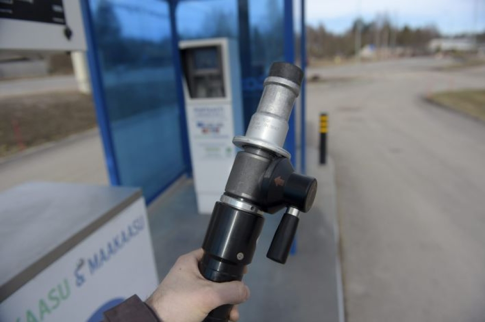 Biopolttoaineita – biokaasua, uusiutuvaa dieseliä ja bioetanolia – olisi mahdollista tuottaa ja käyttää tuntuvasti nykyistä enemmän. Suomen koko nykyiselle autoliikenteelle ne eivät kuitenkaan riitä. LEHTIKUVA / ANTTI AIMO-KOIVISTO