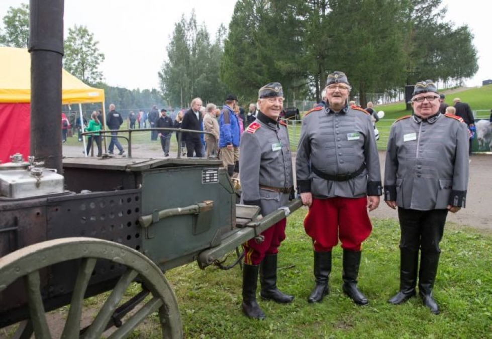 Ratsumieskillan Joensuun Eskadroonan Raimo Virkkunen, Olli Lavikainen ja Erkki Leppänen pyrkivät pitämään yllä maanpuolutushenkeä ja tekevät suomenhevosta tunnetuksi kiltalaisten keskuudessa.
