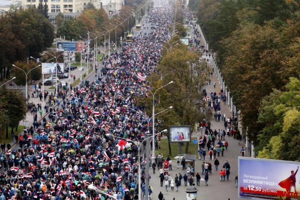 Aljaksandr Lukashenkan eroa vaatineita ihmisiä marssi jälleen sunnuntaina Minskin kaduilla. LEHTIKUVA/AFP