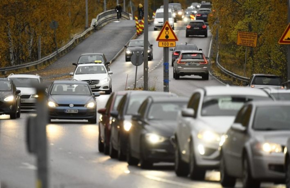 Suomi on sitoutunut puolittamaan liikenteen päästönsä tällä vuosikymmenellä.