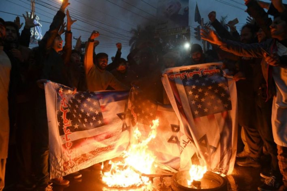 Pakistanilaiset shiiamuslimit polttivat Yhdysvaltojen ja Israelin lippuja protestina Iranin vallankumouskaartin kenraalin Qassem Suleimanin surmaamiselle.