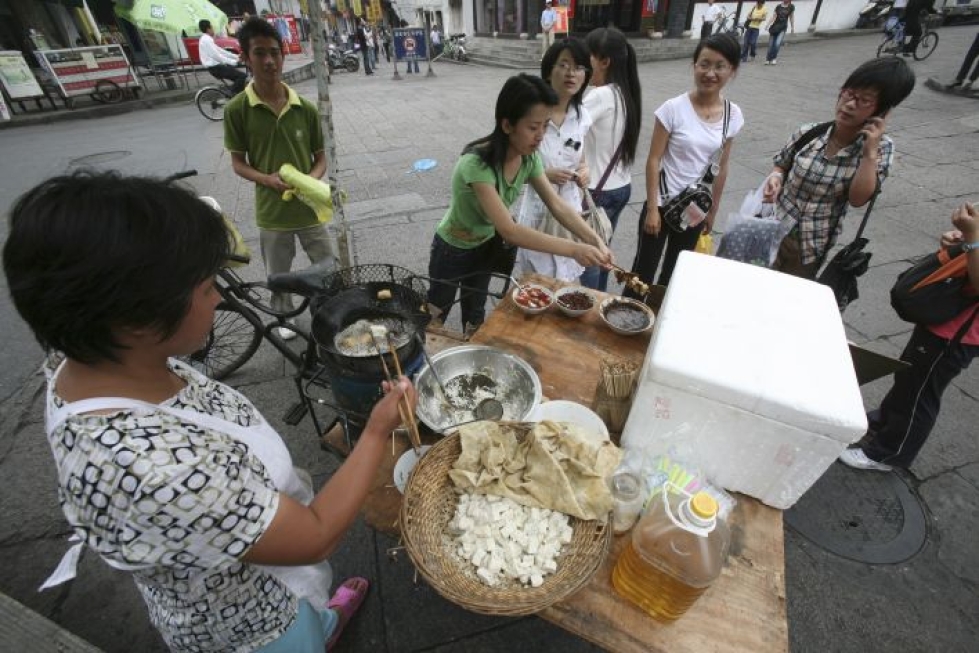 Paikalliset maut ja ruokaelämykset kiinnostavat yhä useampaa matkailijaa. Kuvassa oleva kiinalainen katukeittiö tarjoaa pientä purtavaa lounasaikaan.