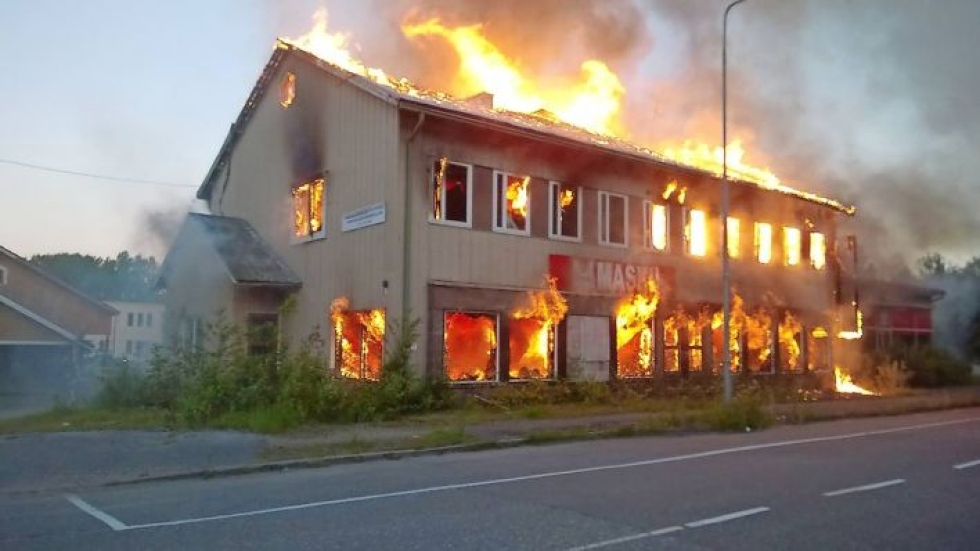 Outokummun Asemakadulla tyhjillään ollut liikekiinteistö tuhoutui tulipalossa 30. kesäkuuta viime vuonna.