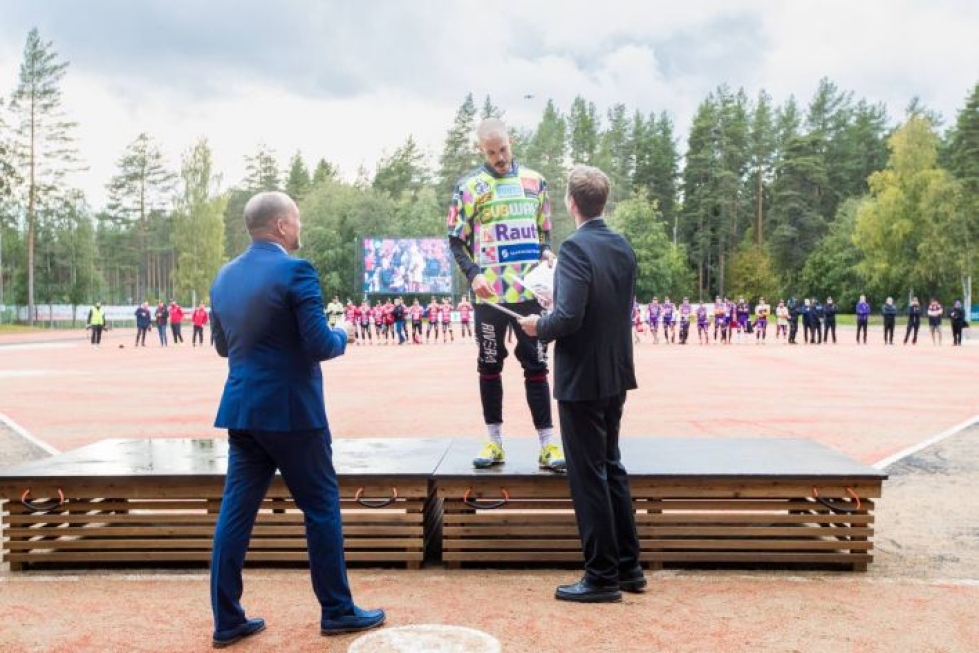 Aleksi Rautiainen haki ottelun päätyttyä pudotuspelien arvokkaimman pelaajan palkinnon.