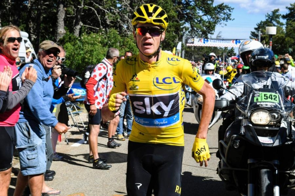 Ympäriajoa johtava Britannian Chris Froome joutui eilisellä etapilla juoksemaan jonkin matkaa, kun hänen pyöränsä rikkoutui törmäyksessä moottoripyörään. LEHTIKUVA/AFP