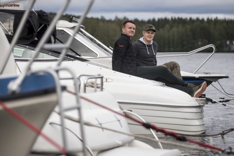 Teemu Konttinen (vas.) ja Tuomo Pekkonen (oik.) ovat iloisia, että pystyivät auttamaan pulaan joutunutta veneporukkaa. 
