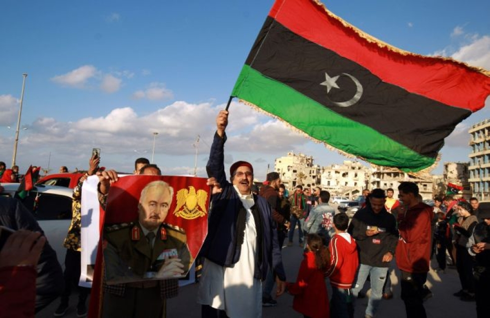 Iriniksi nimetyllä operaatiolla pyritään katkaisemaan aseiden virta sodan repimään Libyaan. Kuvassa sisällissotaa juhlivia ihmisiä Bengasissa Libyassa. LEHTIKUVA/AFP