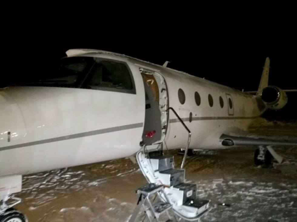 Lentokoneen kapteeni kuoli onnettomuudessa Kittilän lentokentällä tammikuussa, kun ulko-ovi iskeytyi häneen voimakkaasti. LEHTIKUVA/HANDOUT