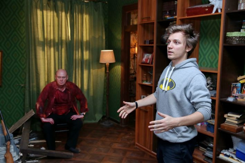 Kirill Sokolov (oik.) ohjaamassa ja päähenkilön appea näyttelevä Vitali Haev odottamassa Why Don’t You Just Dien kuvauksissa.